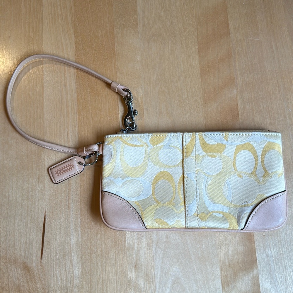 🌼💛Vintage Y2K pale yellow signature coach wristlet/wallet! 💛🌼